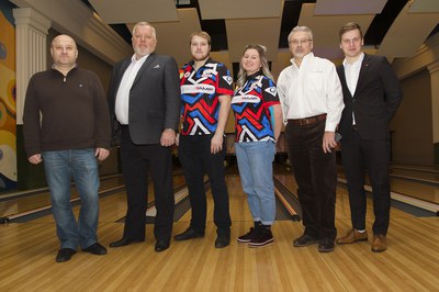 Церемония вручения игровых поло представителям России на 53-ем Кубке Мира QubicaAMF по боулингу